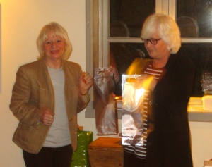 Ordförande Margita Björklund tackade Gunilla Ericsson för ett lysande föredrag. Foto: Eskil Malmberg.